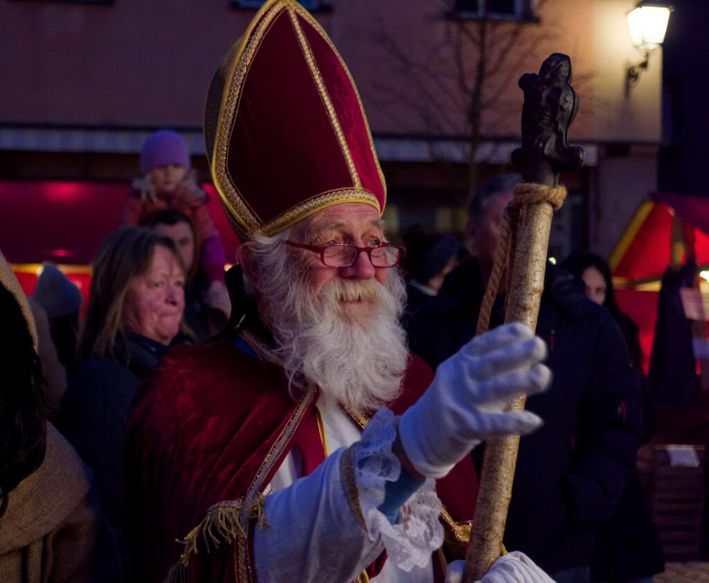 Der Nikolaus ein gern gesehener Besucher auf dem Weihnachtsmarkt.