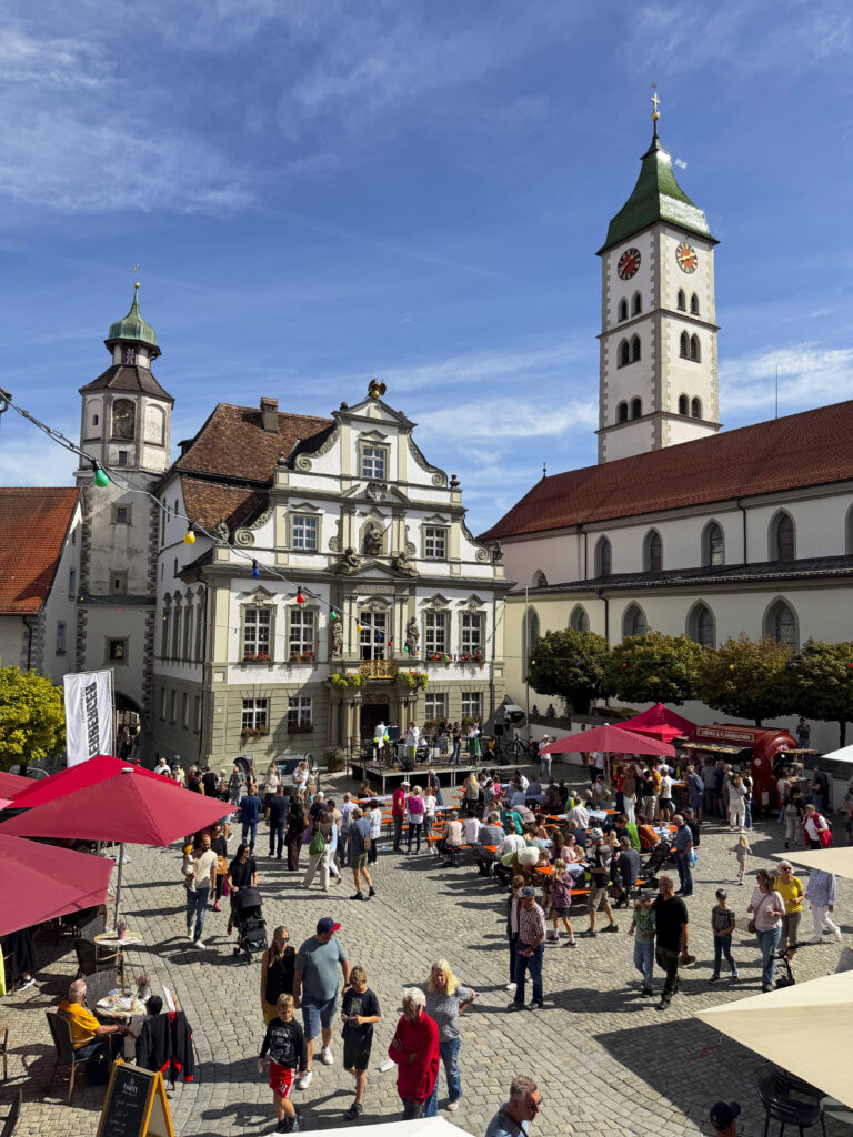 Blick auf den Marktplatz mit kleinem Oktoberfest und Gästen des verkaufsoffenen Sonntags am 20. September.